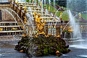 San Pietroburgo - Reggia di Peterhof, dettaglio della grande cascata: 
Sansone e il leone.